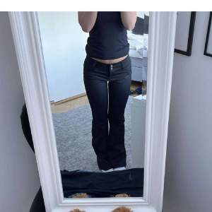 Weekday low waist jeans i strl 36 Använda ca 2 gånger, kommer ej till användning.