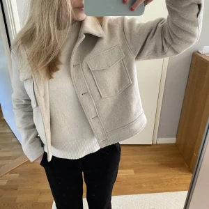 Jacka  - Säljer min vårjacka från vero Moda 🙌🏽🙌🏽