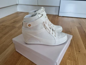 Sneakers - Nya skor med dold kilklack, endast testade ett varv runt huset. Snygga men passade inte mina fötter.  