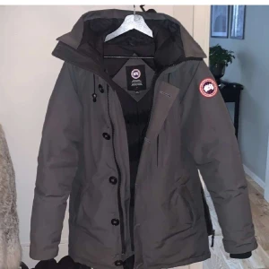 Canada Goose Chateau  - Canada Goose Chateau jacka för män i stl M. Säljer pga för stor.   Den är i gott skick utan tecken på användning. Pris kan diskuteras vid snabb affär