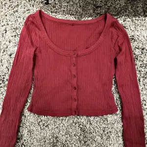röd långärmad tröja med knappar. storlek M men passar mindre storlekar också. ribbat material. 💫