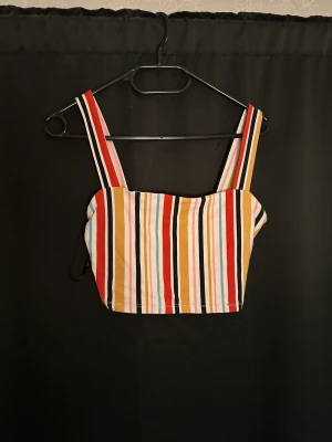 Croptop  - Fin somrig croptop som bara är använd vid ett tillfälle 🌸 Pälsdjur finns i hemmet 🐕🐈 Skickar paketet dagen efter betalning är gjord 📮