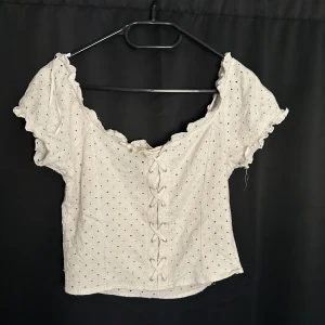 Vit topp  - Super fin topp inför sommaren 🌸   Pälsdjur finns i hemmet 🐕🐈 Skickar paketet dagen efter betalning är gjord 📮