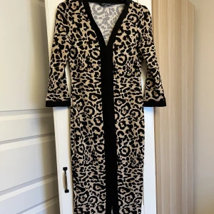 Klänningar - Klänningar som jag köpt men aldrig använt i storlek xs 150kr styck 