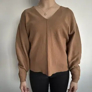 Säljer denna stickade tröja från H&M i storlek S
