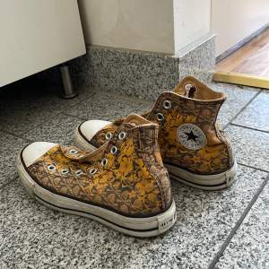 Riktigt balla Converse med döskallar. Köpta på Sellpy De var väl använda när jag köpte dom. Inga skosnören medföljer🧡 Storlek 36,5