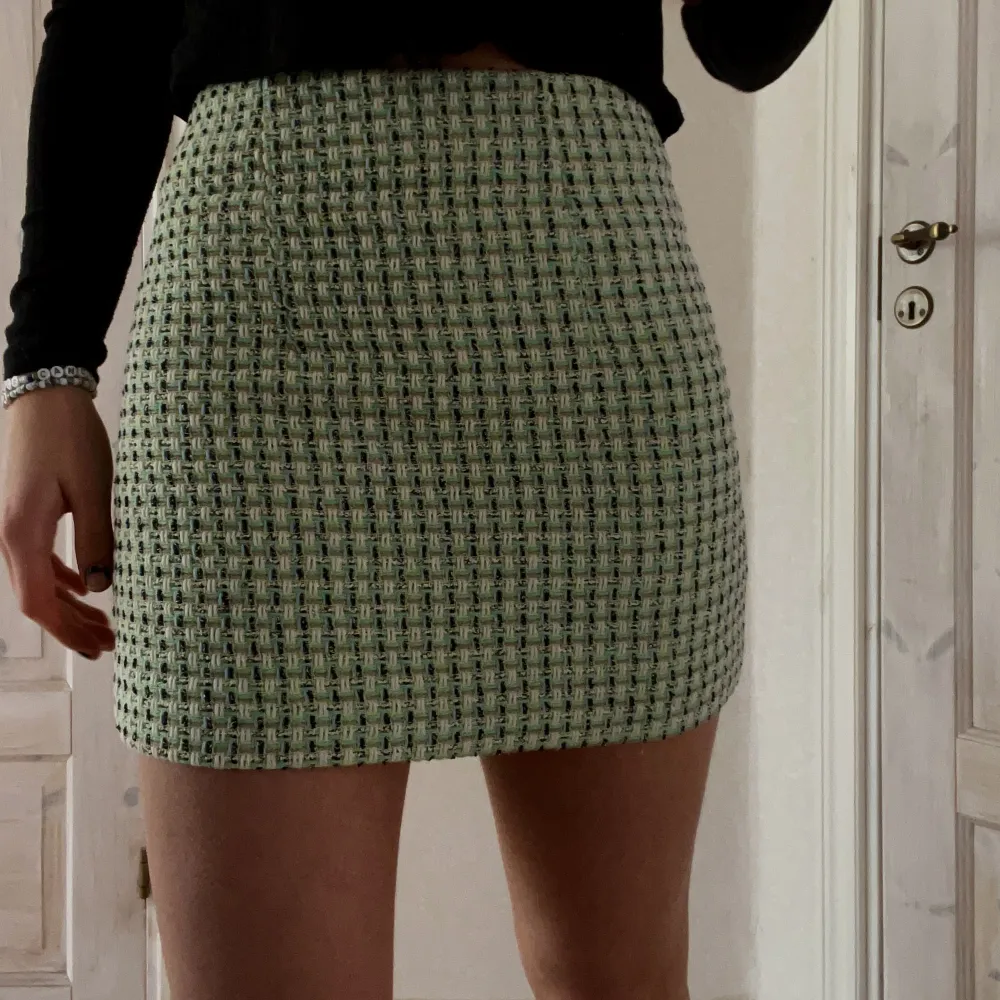 Super fin grön kjol från MNG, som tyvärr inte kommer till användning. Som i ny skick eftersom att den endast är använd en gång!. Kjolar.
