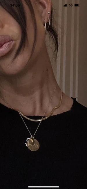 TanbyKlara halsband - Så fint platt halsband som är trendigt just nu!!! Så fint att mixa med andra halsband