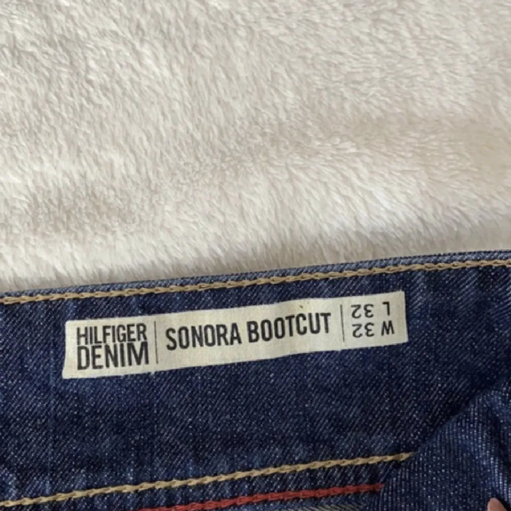 Mörkblåa Tommy Hilfiger jeans, väldigt bra skick. Köpta för 1054kr!. Jeans & Byxor.