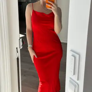 Jätte fint zara klänning, röd och långt. Perfekt för sommar eller dejt. Som en nytta hade den en gång på semester i Grekland. Lite för långt då jag är bara 159cm. 