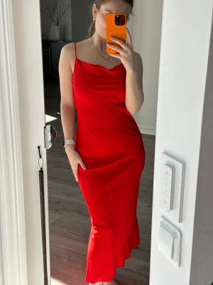 Zara röd klänning  - Jätte fint zara klänning, röd och långt. Perfekt för sommar eller dejt. Som en nytta hade den en gång på semester i Grekland. Lite för långt då jag är bara 159cm. 