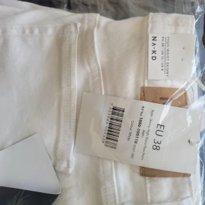 Vita Jeans  - Helt nya jeans i originalförpackningen.