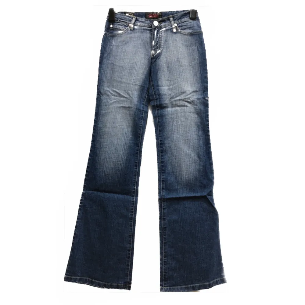 Låg midjade byxor. Med bootcut/ raka i benen. ❤️ super snygga men tyvärr för små för mig ❤️. Jeans & Byxor.