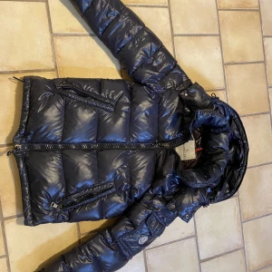Moncler Maya Jacka - Tjo! Säljer denna Moncler Maya jacka i size 00, färgen på jackan är navy. Cartoon saknas.  Skriv till mig så kommer vi överens om ett bra pris!🤙👋
