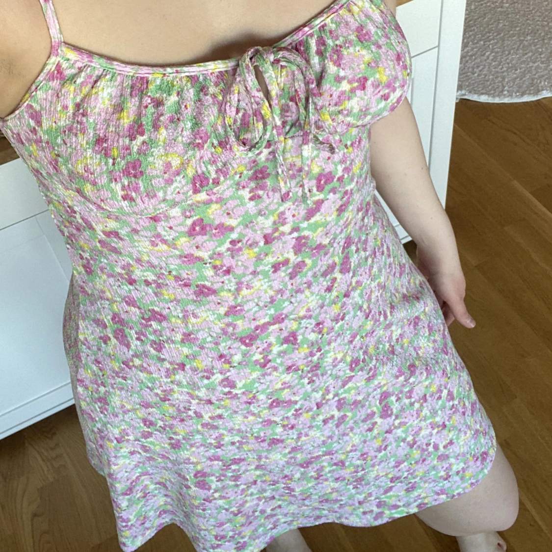 Blommig klänning från Gina Tricot  - 90