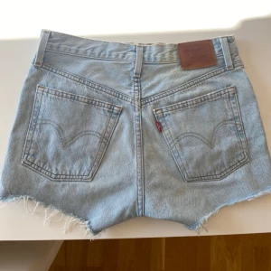 Levisshorts 501 ljusblå - Levisshorts 501 ljusblåa, köpta här på plick men var för små för mig så endast provade av mig och bra skick💕 Storlek står tyvärr inte men skulle säga att dom passar XS/S/34🫶🏼
