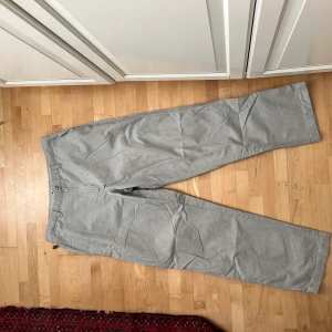 Cargo byxor Columbia  - Fina! Stora som vanligt i midjan men annars en lös fit på smal 185cm man