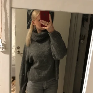 Grå stickad polotröja  - Säljer denna snygga grå stickade polo tröja eftersom jag har så många. Klippt bort lappen men skulle säga att den  passar en S/M. 100 kr plus frakt eller mötas upp i Stockholm💕