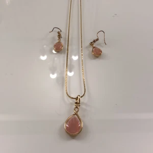 Örhängen och halsband  - Jätte fina örhängen med matchande halsband ☺️