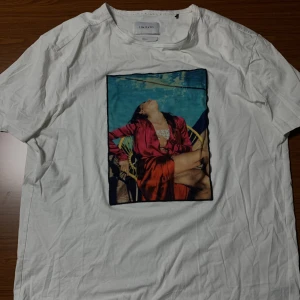 Limitato T-shirt  - Säljer för att den inte kommer till användning längre. Lite slitage finns. 