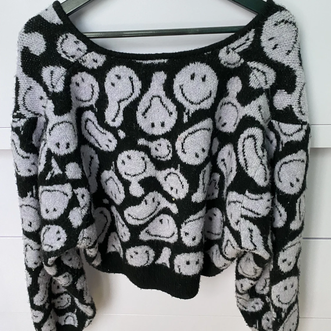 Stickad lila crop kofta med smileys - 90