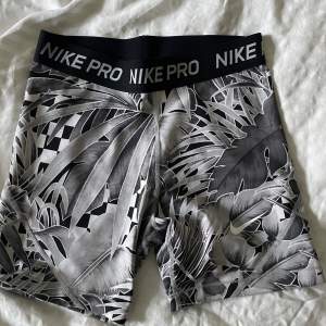 Mönstrade Nike pro shorts i barn xl/ vuxen xs. Superfina men får tyvär inte användning av dessa! 100kr+frakt🖤🤍