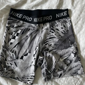 Nike pro shorts  - Mönstrade Nike pro shorts i barn xl/ vuxen xs. Superfina men får tyvär inte användning av dessa! 100kr+frakt🖤🤍
