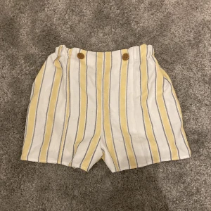 Gula shorts  - Säljer mina gula shorts för dom kommer inte till användning. Dom e jätte sköna på te.x en varm sommar dag. Och jätte fina 