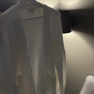 Vit stickad kofta - Vit stickad kofta från Vila!🤍 Storlek XS, knappt använd, bra skick🙌🏻 Så fin och mysig, perfekt nu till ljusare tider🌼😄