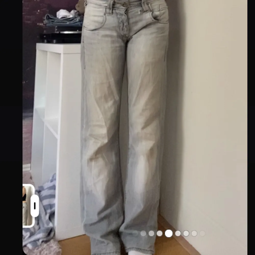 as snygga jeans med coola fickor som jag köpt på secondhand, de är i använt skick. går ner tull marken på mig som är 165. de har en fläck på bakfickan och tyvärr söndertrampade, kontakta för bilder💓. Jeans & Byxor.