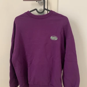Junkyard Multiverse Crewneck - Crewneck eller sweatshirt från junkyard. Säljs då jag inte använder den längre, den är använd men i bra skick.