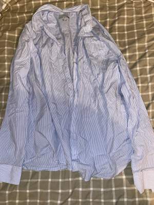 En blå vit randig skjorta