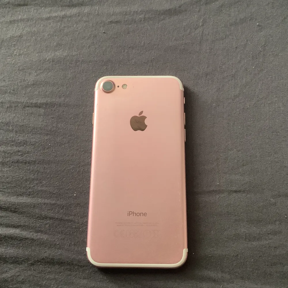 Säljer denna iPhone 7, 32GB. Färg, rosé guld. Den har en spricka i ena hörnet och har bucklor men allt fungerar precis som det ska. Man får även med ett ideal of Sweden skal, dock ingen laddare. Priset är diskuterbart. Kan fraktas eller hämtas i Säffe.. Övrigt.