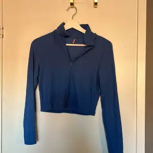 jättefin blå tröja med zip. från only och storlek S. använd mycket sparsamt. frakt ej inkluderat 