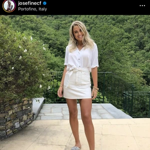 Kjol - Jättefin somrig vit kjol från Gina!! Knappt använd så som ny.  Storlek 38 Nypris 399kr Pris kan diskuteras