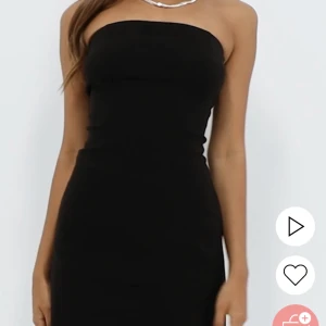 Svart miniklänning - Den mest perfekta svarta klänningen.🖤Från Nelly men köpt här på Plick. Jag har aldrig använt den och skicket är som ny. Klänningen formar kroppen sjukt fint och man får så fin siluett av bandeaun. Skriv för fler bilder🖤🖤💓💘⭐️🫶🏻🫶🏻🫶🏻