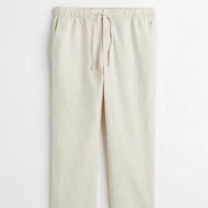 Midwaist linnebyxor  - Säljer nu mina fina beiga linnebyxor från H&M. Har bara använt de förra sommaren men det finns inga tecken på användning. De sitter bra i längden på mig som är 155 cm, bara några centimeter långa. Kan såklart stryka de innan de skickas iväg💗💗💗 