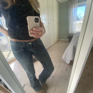 Jeans  - Säljer mina skit snygga jeans med fickor där bak, säljer pågrund av att ja har två ungefär lika dana💕💕 jag är 170, hör av er vid frågor!