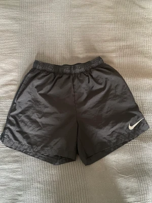 Nike träningsshorts  - Säljer mina Nike träningshorts. Skick 10/10. Perfekta på sommaren och annars också.