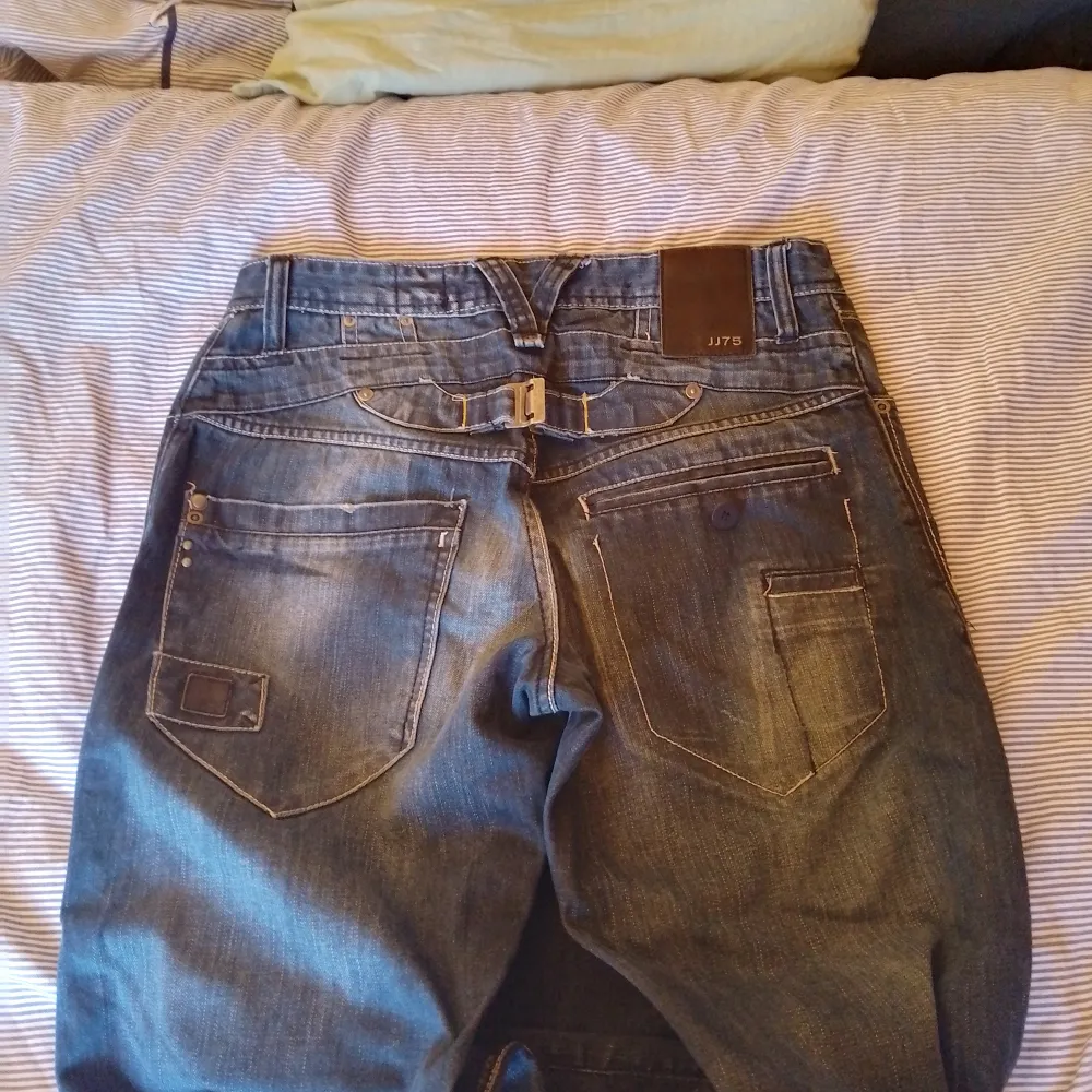 Jeans i bra skick Size 30/32 Inga stor hål eller slitningar  Lite slitage längst ner i fotändan   . Jeans & Byxor.