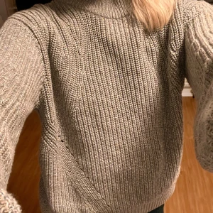 snygg stickad - säljer den här stickade tröjan som har lite glitter i sig. köptes för ett tag sedan på stadsmissionen. fint skick!!