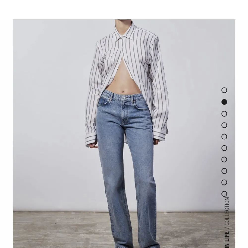 Snygga midwaist zara jeans, säljs då jag växt ur dom!💕. Jeans & Byxor.