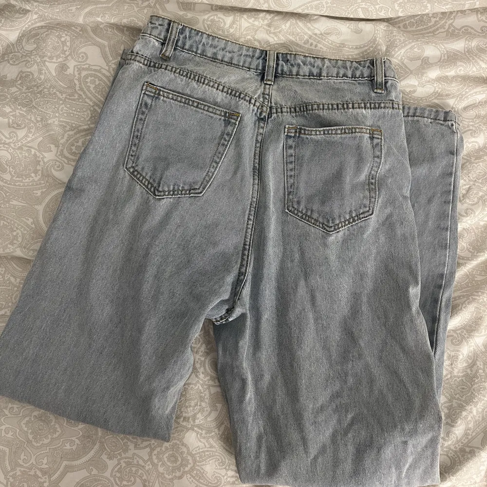 Raka jeans från missguided i storlek 38. Sitter väldigt smickrande upptill över midja och rumpa och är helt raka i benen! . Jeans & Byxor.