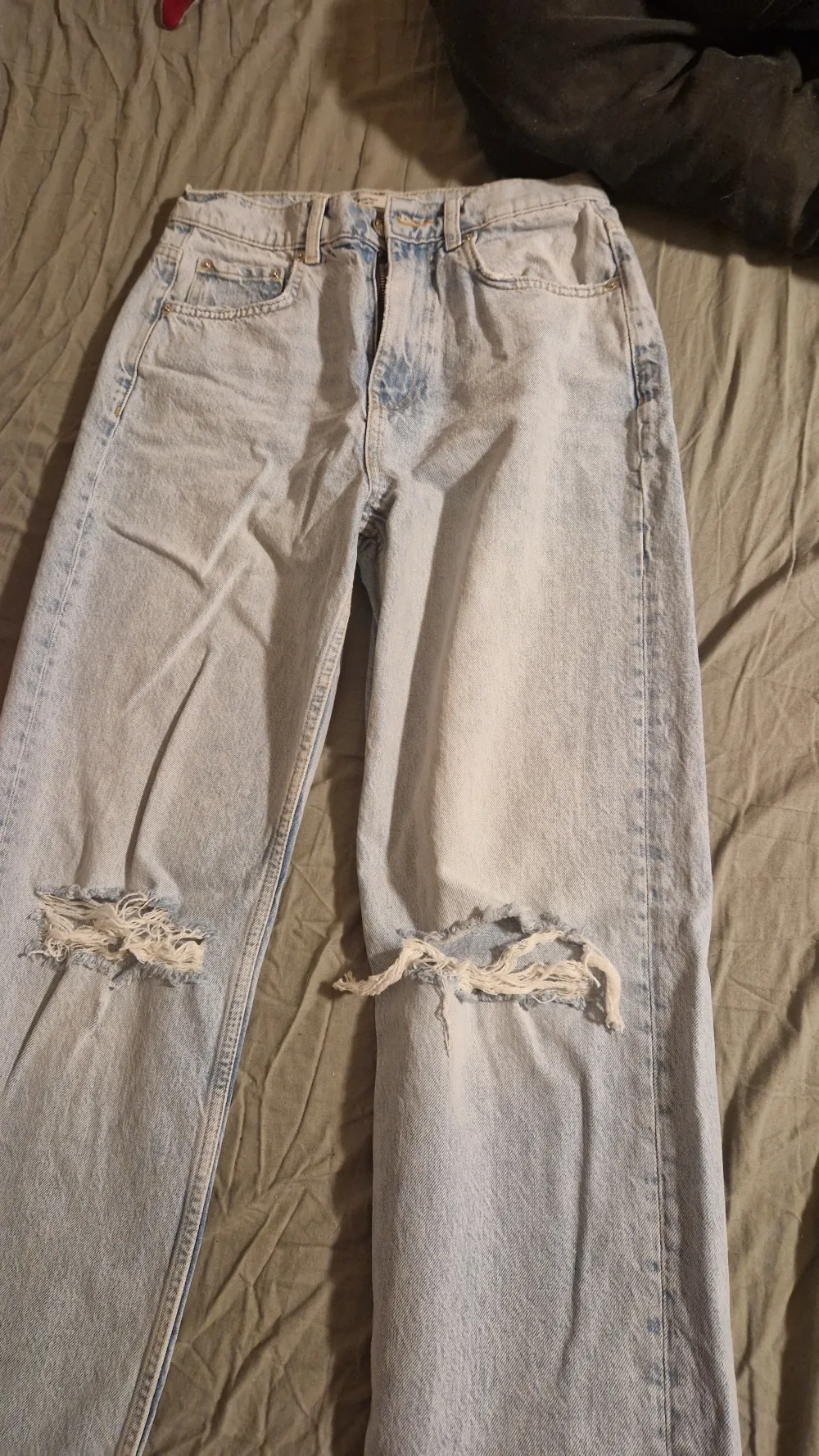 Beställde fel storlek därav bara legat i garderoben! Så helt oanvända!. Jeans & Byxor.