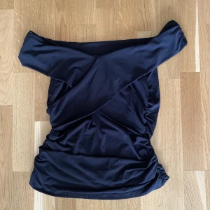 Svart offshouldertopp  - Superfin svart topp som är offshoulder💕 Använd en gång så har inga fläckar😊
