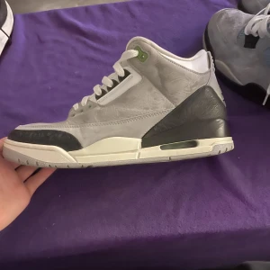 Jordan 3 chlorophyll - Ett par Gråa Jordan 3:or i storlek 44.  Använda men i riktigt bra skick skulle säga 8/9-10. Tveka inte att höra av dig för fler bilder eller om du har andra frågor! Trades kan också vara intressant!!