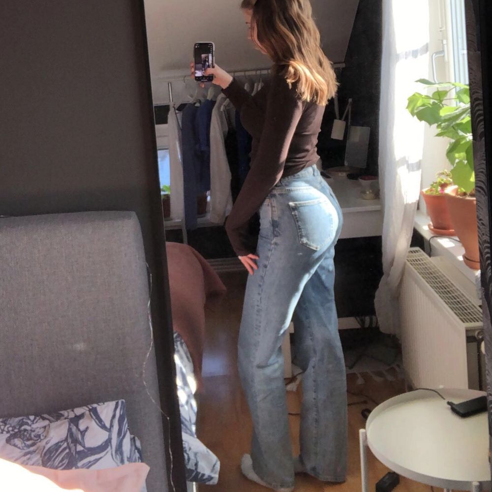 Ljusblåa långa jeans från bikbok. Perfekta i längd på mig som är 173 cm! Nypris 600kr men säljer för 219kr☺️💗. Jeans & Byxor.