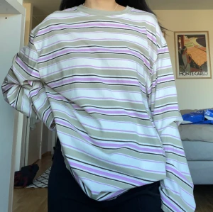 Randig tröja - Randig oversize tröja från weekday. Står XS, men den ör väldigt oversize så passar stl S och M också.