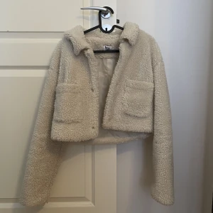 NA-KD Teddy Jacka - Säljer min fina teddy jacka från NA-KD i storlek 36!💕Köpt för 600kr, säljer för 100kr! Kontakta mig om frågor eller bilder!