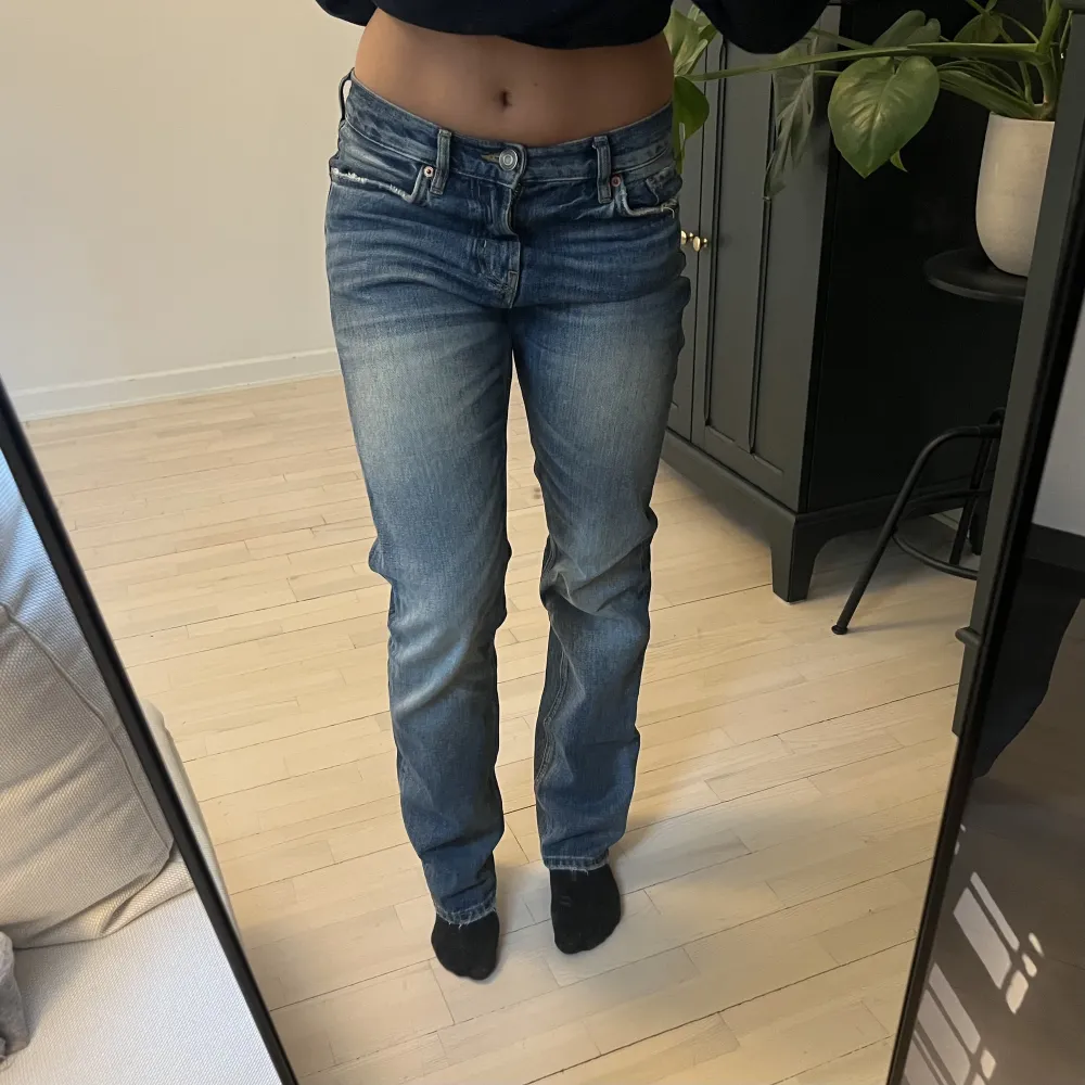 ett par blå jeans från ZARA, i storlek 36, men passar mig med 38 bra. Jeans & Byxor.